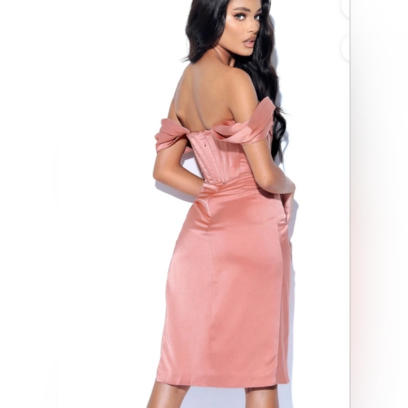 #76.NWT Blush Pink off shoulder corset satin dress - Picture 4 of 5